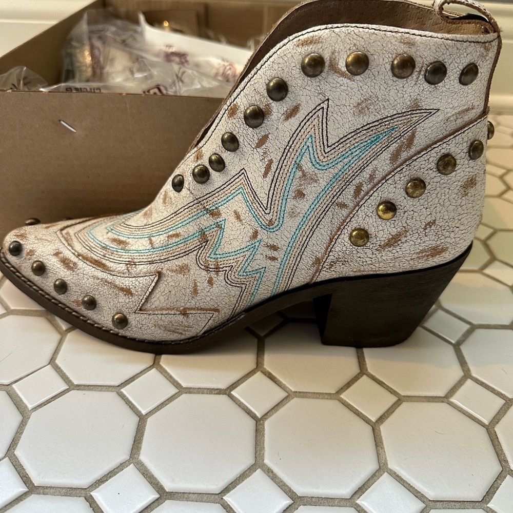 Circle G women studded cowboy booties New